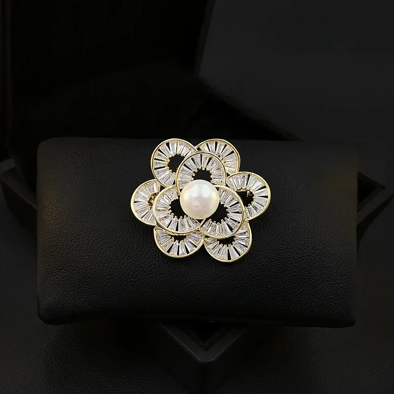 High-Grade Camellia Brooch Luxury Women Suit Accessories Coat Flower Pin Fixed Sweater Neckline Corsage Pearl Jewelry Gifts 5150