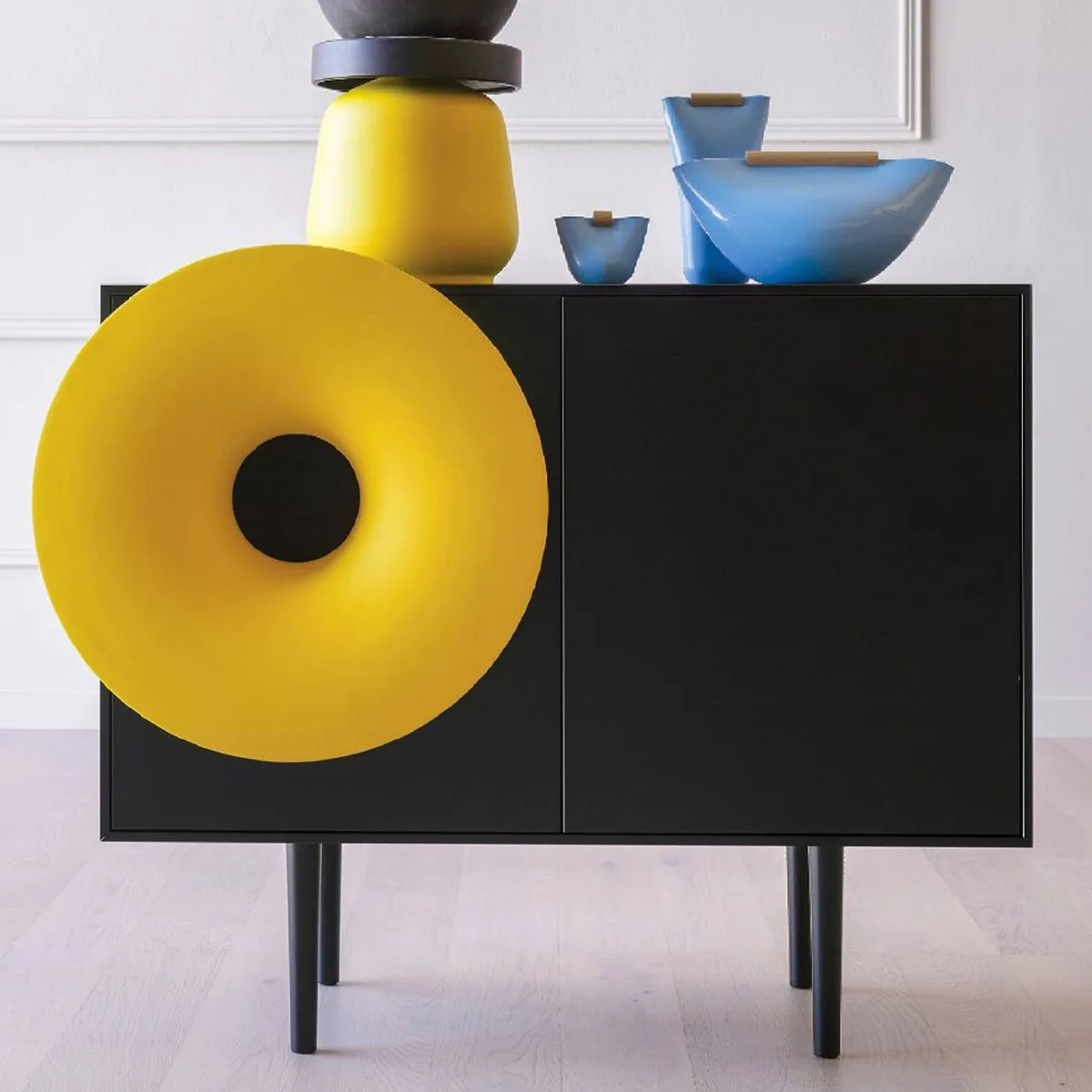 새로운 인터넷 유명인 스피커 다이닝 사이드 캐비닛 그레이 피아노 페인트 티 캐비닛 모던 심플리시티