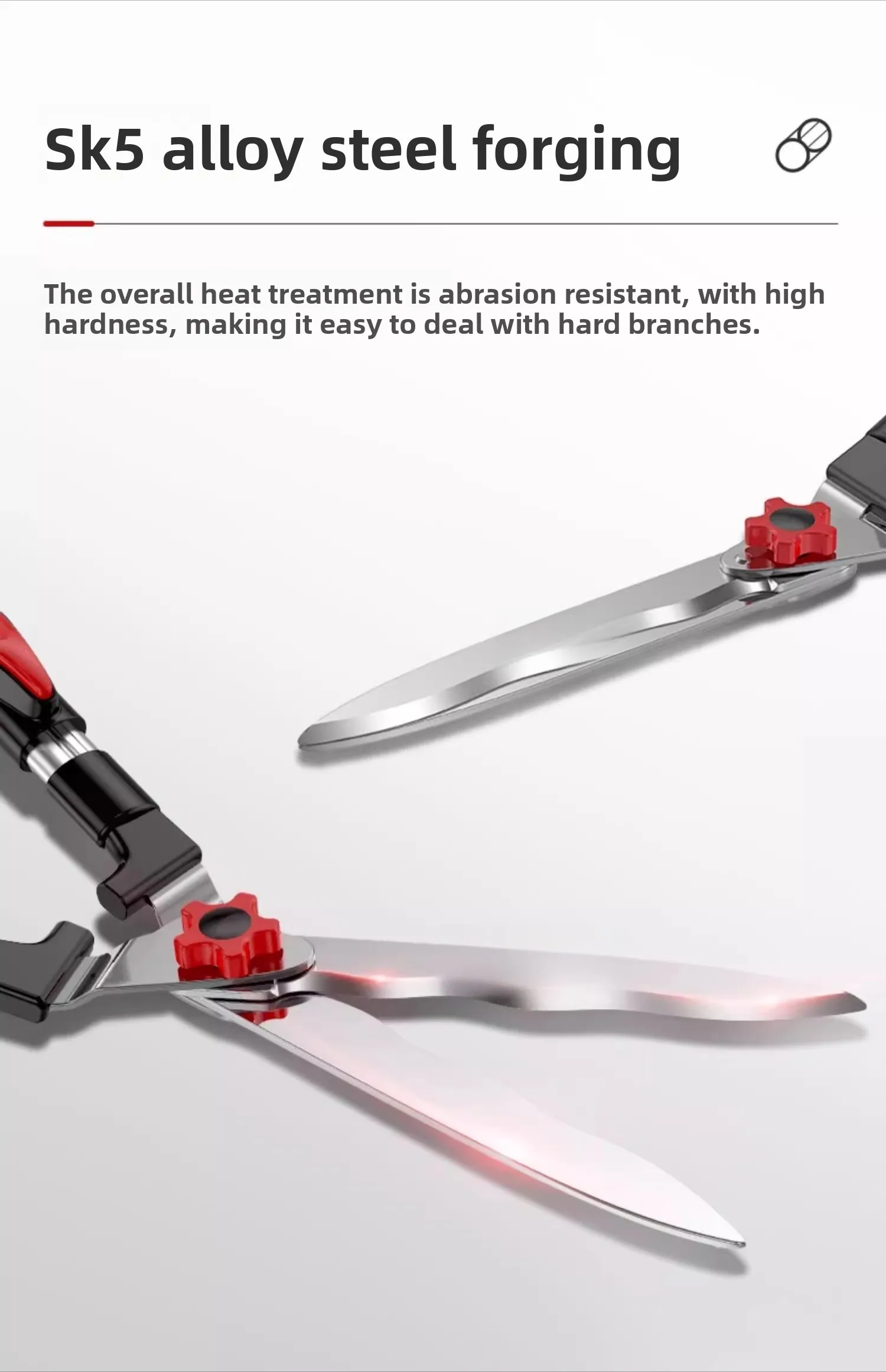 Садовники используют газонокосилку для отделки цветов и травы. Один секатор в руке, оставляет без мертвых ветвей.