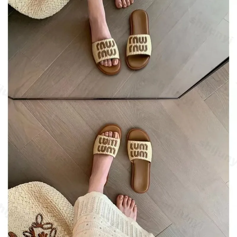 Women Luxury Flat Slippers 2024 Summer Weave Shoes Round Peep Toe Woman Sandal Solid Designer Designer Casual Beach Slides
