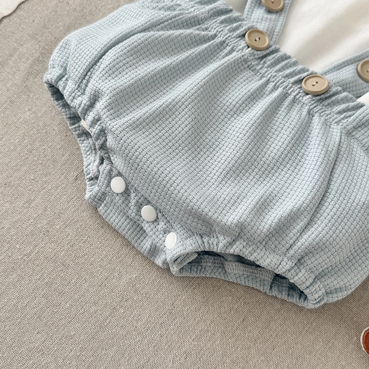 Zweiteiliges Sommer-Baby-Set für Jungen mit besticktem Bärenmuster, T-Shirt mit Slip, Kurzarm-Revers-Overall, geeignet für 0-18 Monate – Detail 7