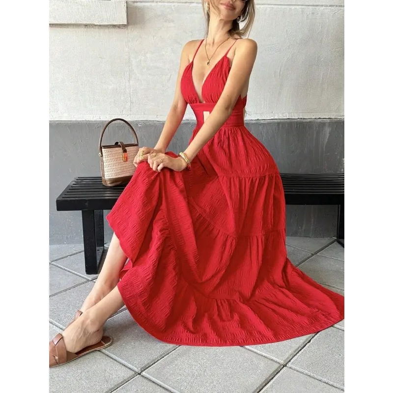 

Сексуальное красное платье на бретелях с V-образным вырезом и драпировкой.