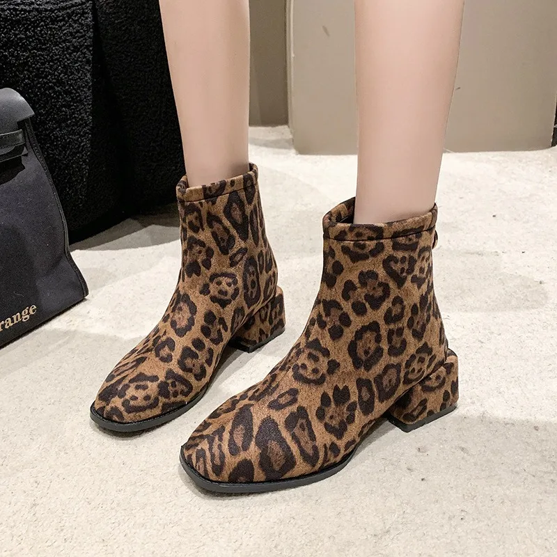 

Осенние женские ботинки на высоком каблуке, фланелевые ботинки с леопардовым принтом, модные ботильоны на среднем каблуке с квадратным носком и молнией сзади, женская обувь