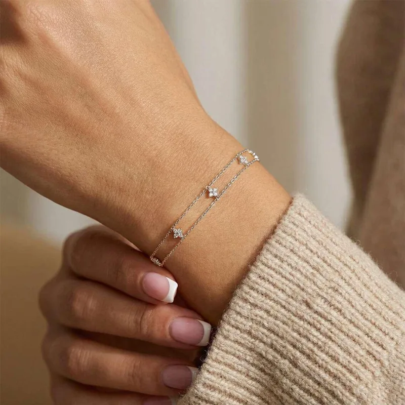 Lnkry 14K Gold Filled Armband mit vierblättriger Blume und Doppelkette für Damen, zertifiziertes 2mm rundes Moissanit-Armband, Handschmuck, Geschenk – Detail 3