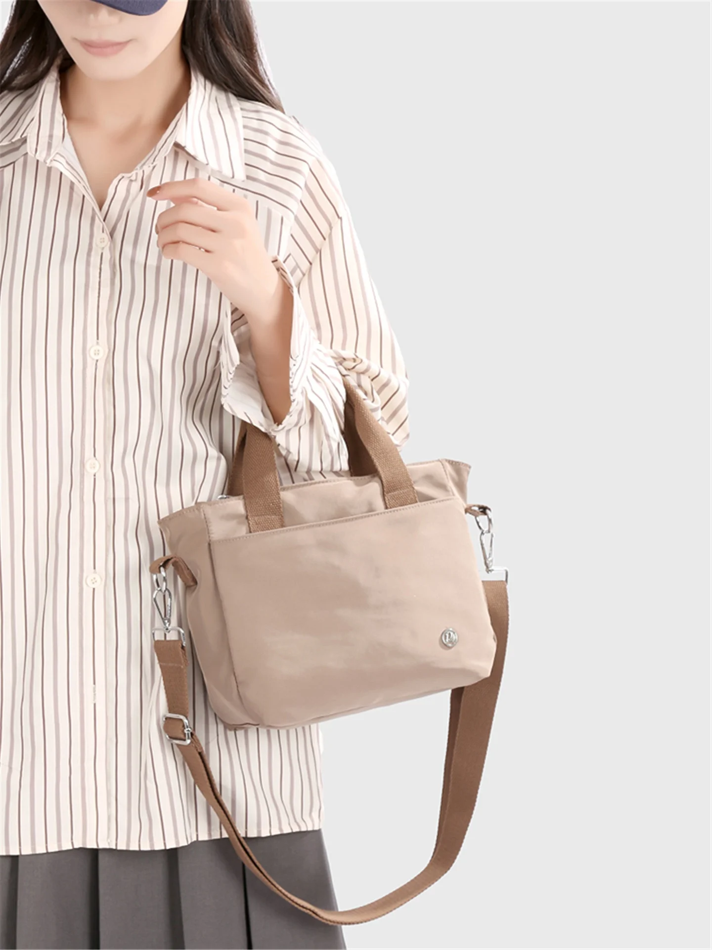 

2025 новая женская водонепроницаемая повседневная многослойная сумка большой вместимости, однотонная простая легкая сумка-мессенджер