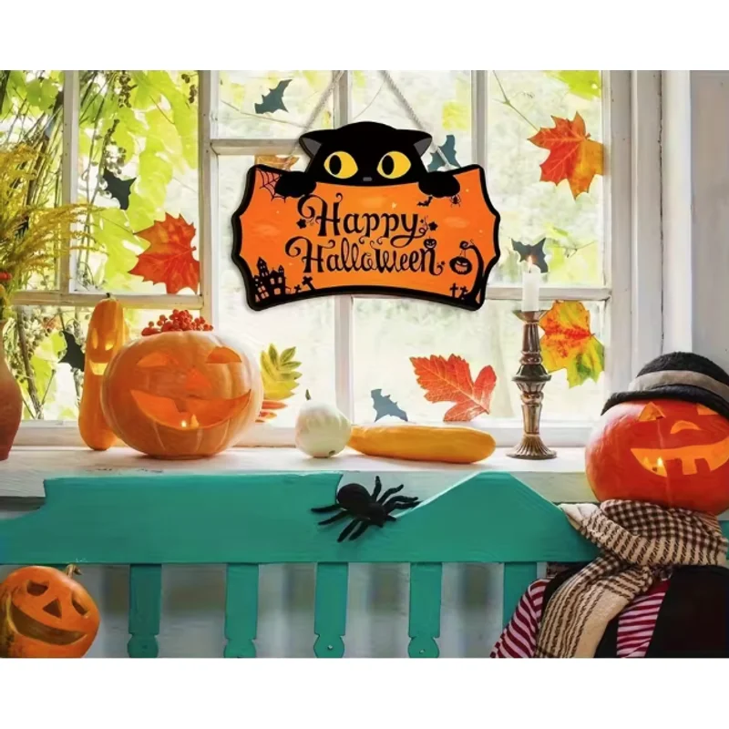 黒猫の形をしたハロウィーンの木製飾り。カボチャ、コウモリ、クモ、お城の模様がプリントされており、玄関やポーチのハロウィーンの装飾に最適。