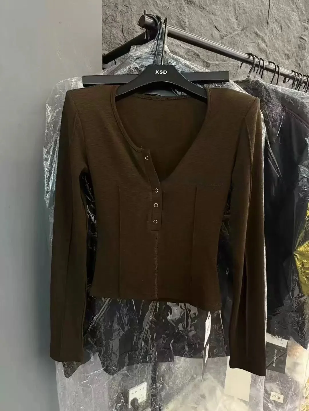 تي شيرت نسائي شتوي جديد Sle بقصة ضيقة طويلة Sve النسخة الكورية U-Ne Brued وسادة الكتف ort قاعدة irt مريحة...