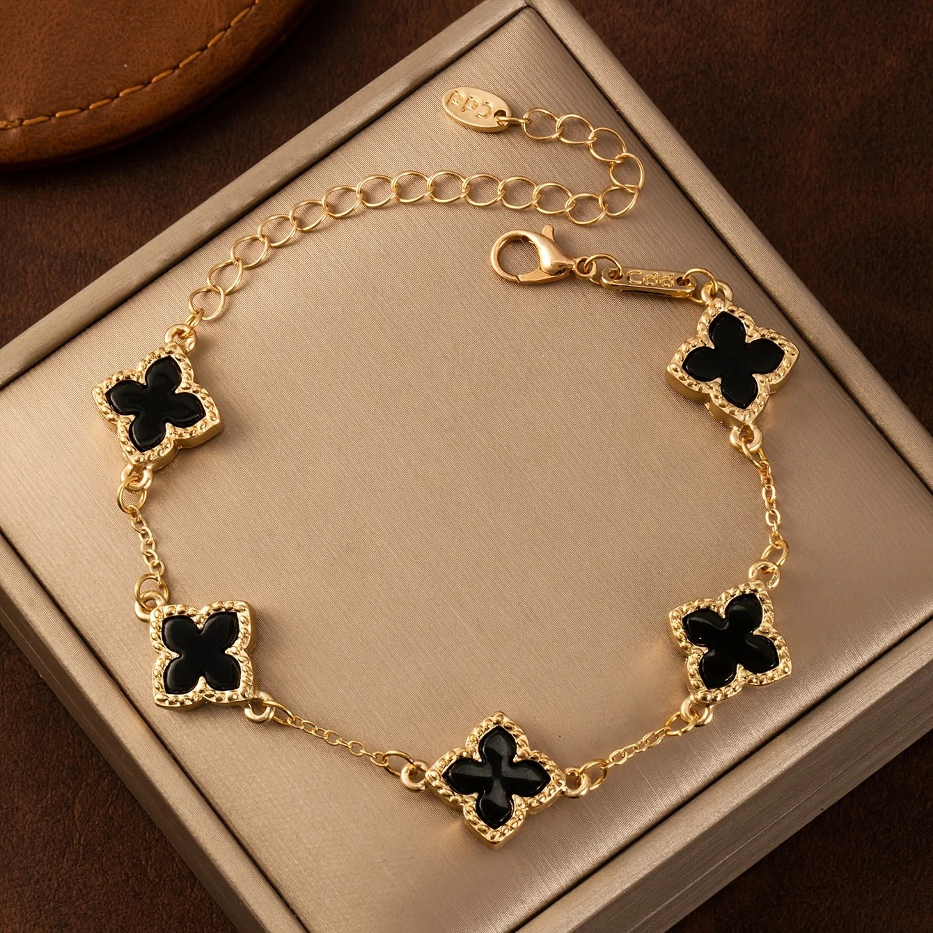 

Браслет с золотистой цепочкой и красной эмалью в виде четырехлистного клевера, элегантный, 1 шт., на День святого Валентина, День матери, День учителя, к Новому году