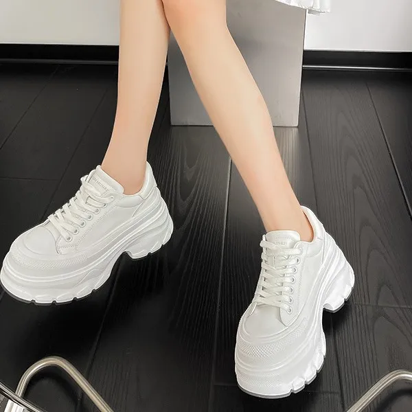 Thick soled sponge cake shoes women's shoes 2026 spring new 8CM invisible inner height increasing white shoes