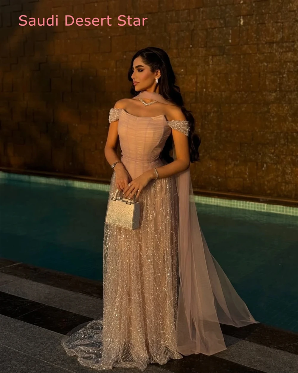 فستان سهرة رائع من التول مخصص عالي الجودة برقبة قارب قبالة الكتف بدون أكمام للحفلات فساتين المشاهير