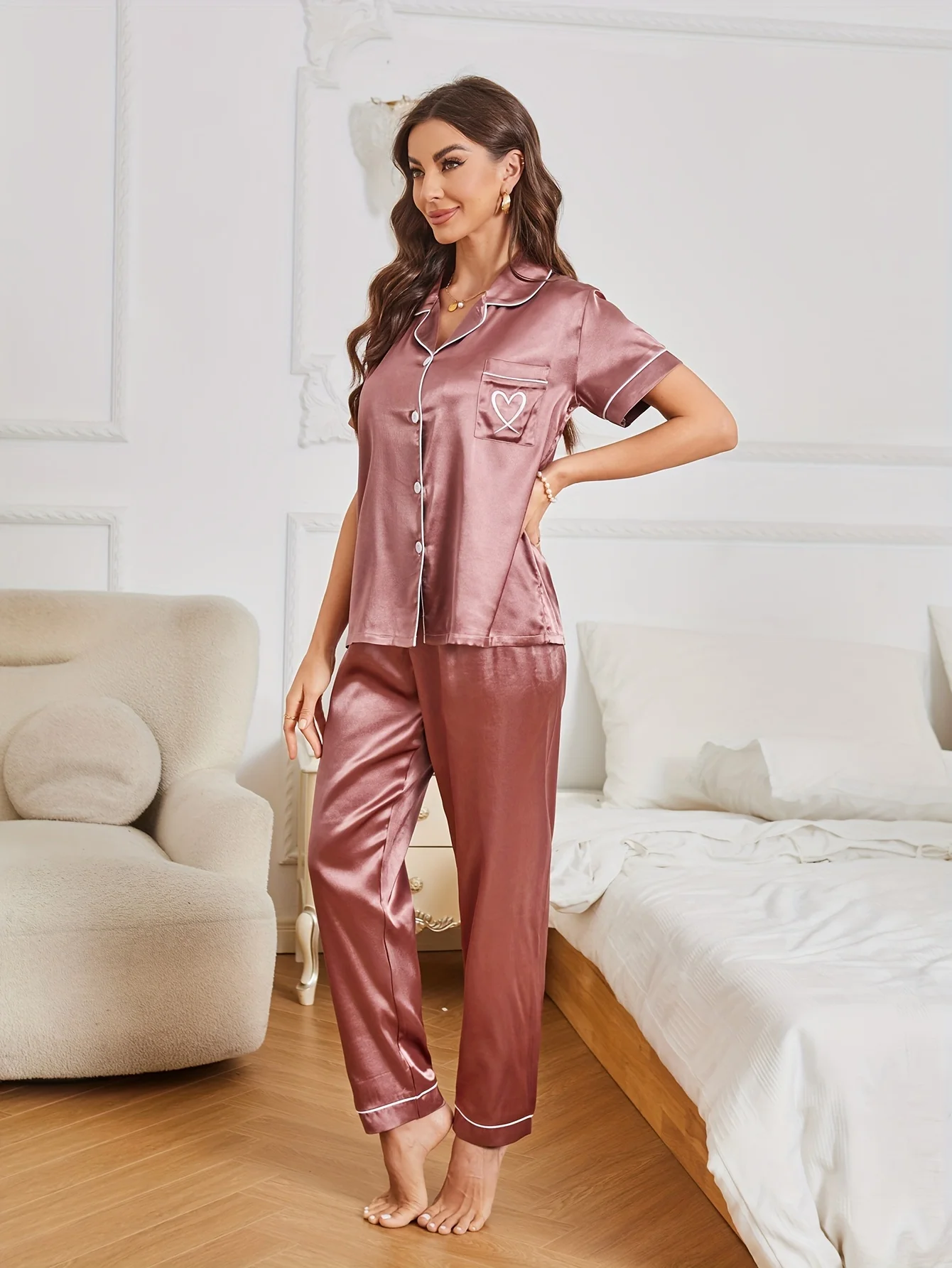 Pyjama-Set aus Satin mit Herz-Stickerei, lässig, kurzärmelig, Knopfleiste, Reverskragen, Oberteil und Hose, Damen-Nachtwäsche – Detail 25