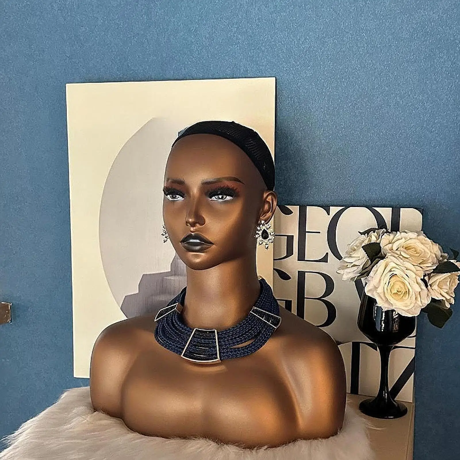 Testa di manichino Testa di manichino femminile alla moda per la visualizzazione di gioielli con collane