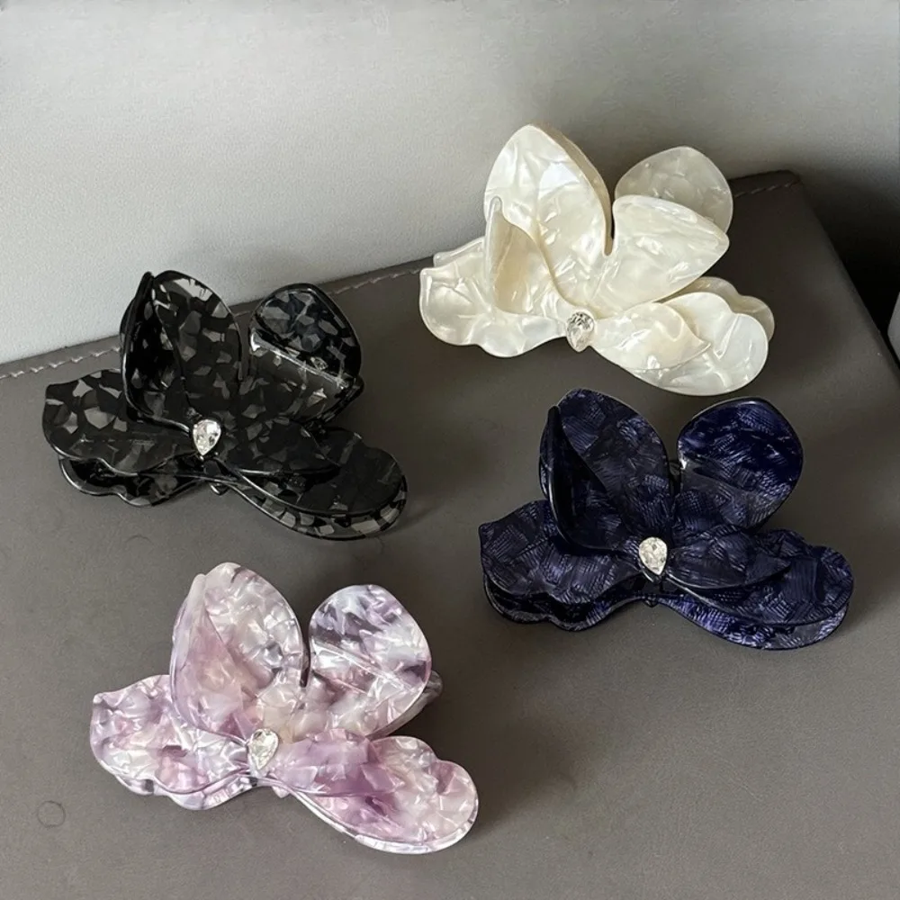 

Fashionable Luxurious Triangle Plum Three-dimensional Vinegar Grip Clip Internet Famous Exquisite Diamond Temperament Shark Clip