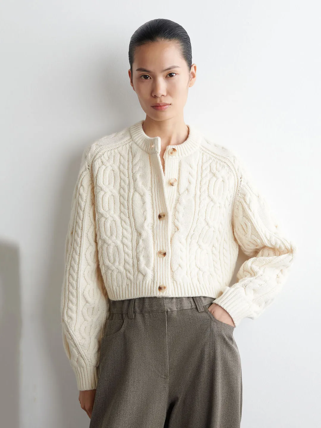 

Повседневный шерстяной вязаный кардиган с круглым вырезом и длинными рукавами для женщин, осенне-зимняя новинка, простой, теплый и стильный.