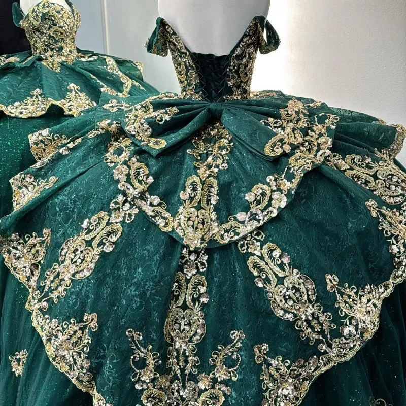 ANGELSBRIDEP Abiti stile Quinceanera con spalle scoperte verde smeraldo Applique in pizzo dorato Perline Corsetto Compleanno Dolce 16 Abiti personalizzati