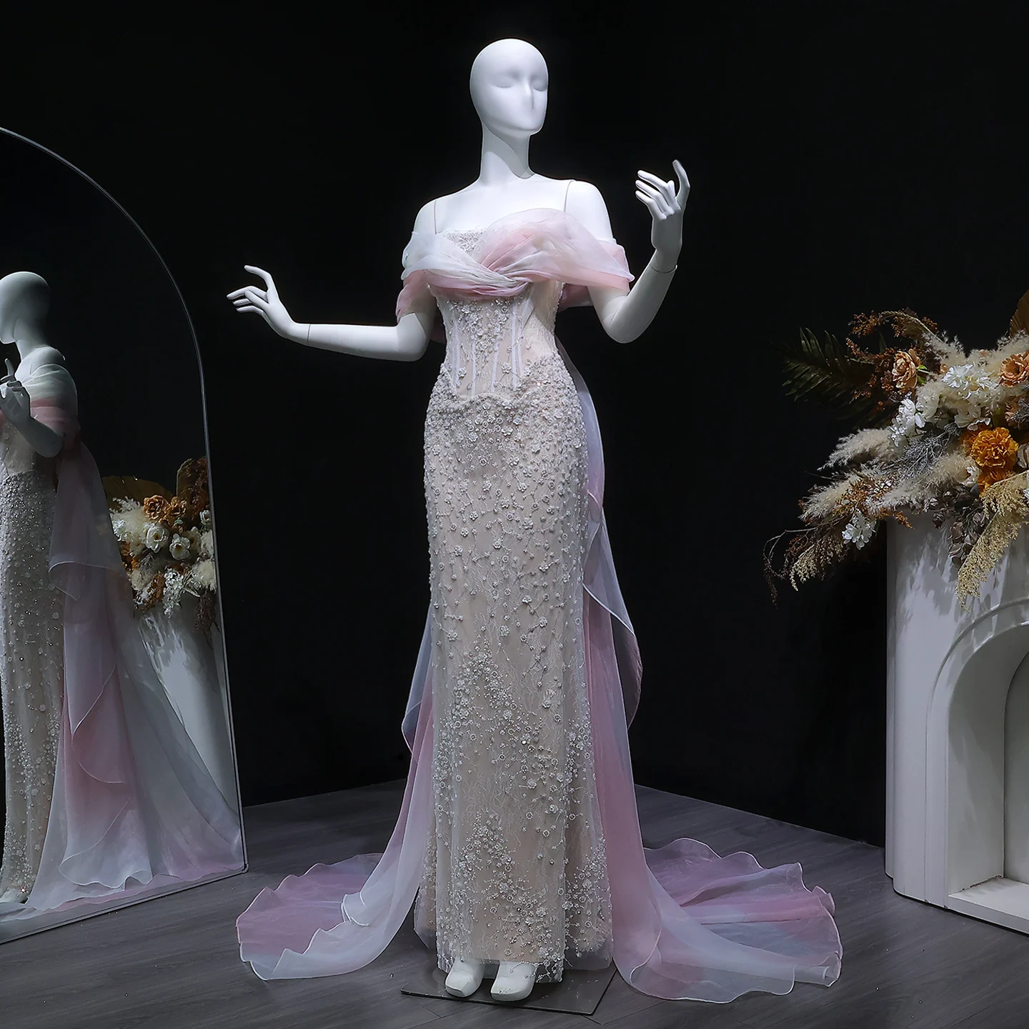 Sharon Said Dubai Elegantes Abendkleid in Blush Pink mit Blumenmuster und Perlen, schulterfrei, Meerjungfrauenstil, arabisches Damen-Abendkleid, SS519, maßgeschneidert – Detail 2