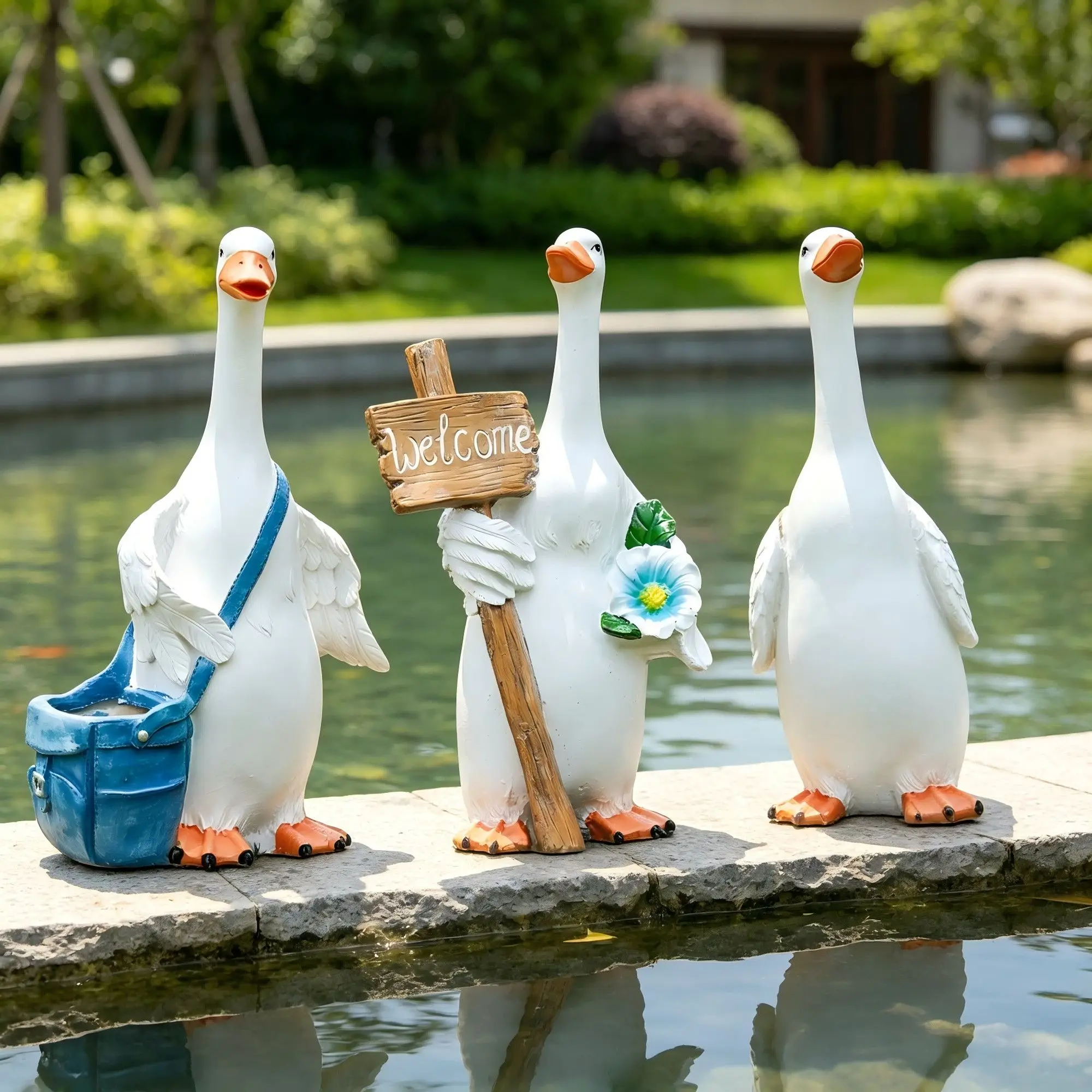 Resin Cartoon Duck Figurine Creative Animal Model, Decorative Ornament for Villa Courtyard Balcony Kindergarten Layout
