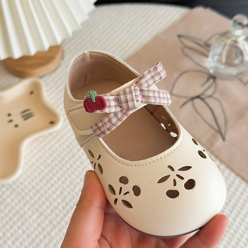 

Детская повседневная обувь, сандалии из искусственной кожи с вырезами, весенняя обувь для девочек, дышащая обувь с мягкой подошвой, цвета офф-вайт, серебристого цвета, размеры 23-34