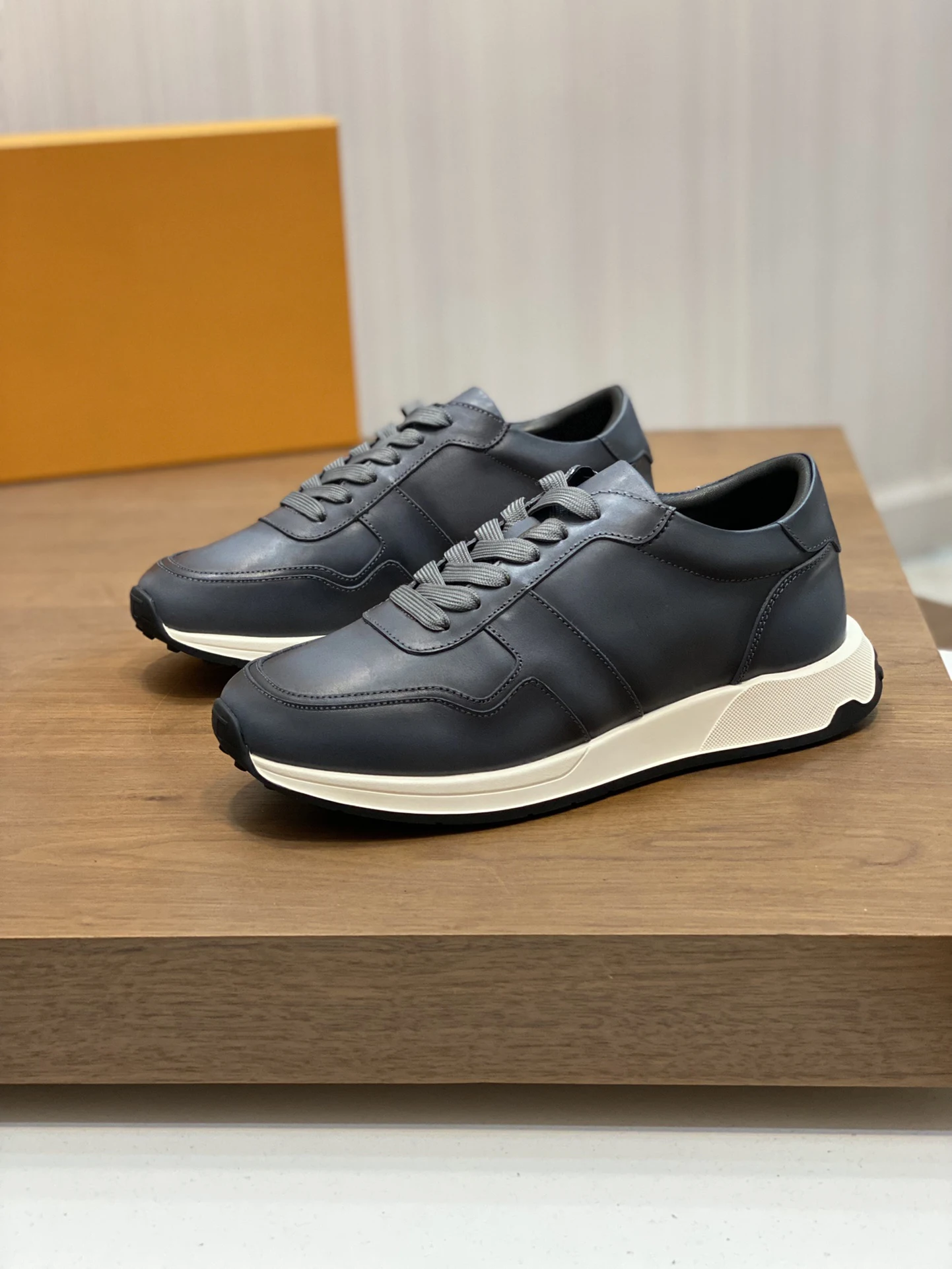 Luxury Brand Desinger Sneakers Men Leather Shoes Sports Running Shoes Unisex Thick Soled Shoes