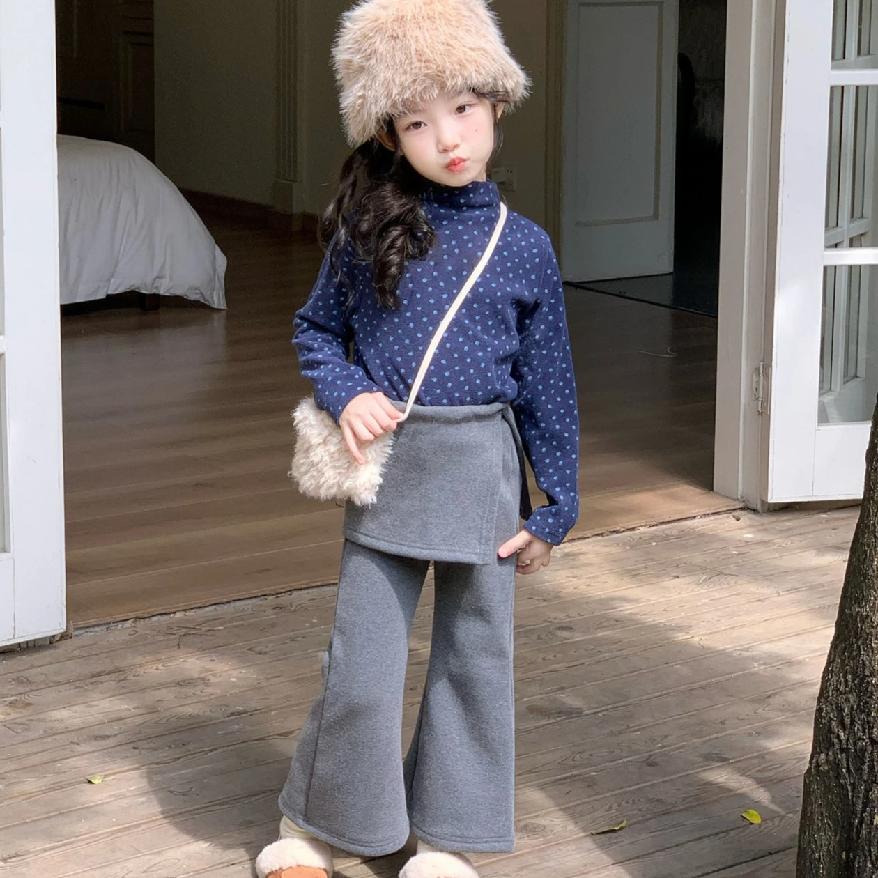 

Костюм для девочек 2025 г., осенне-зимняя новая детская одежда, корейская нижняя рубашка для девочек, бархатная накладная две юбки, брюки, два комплекта