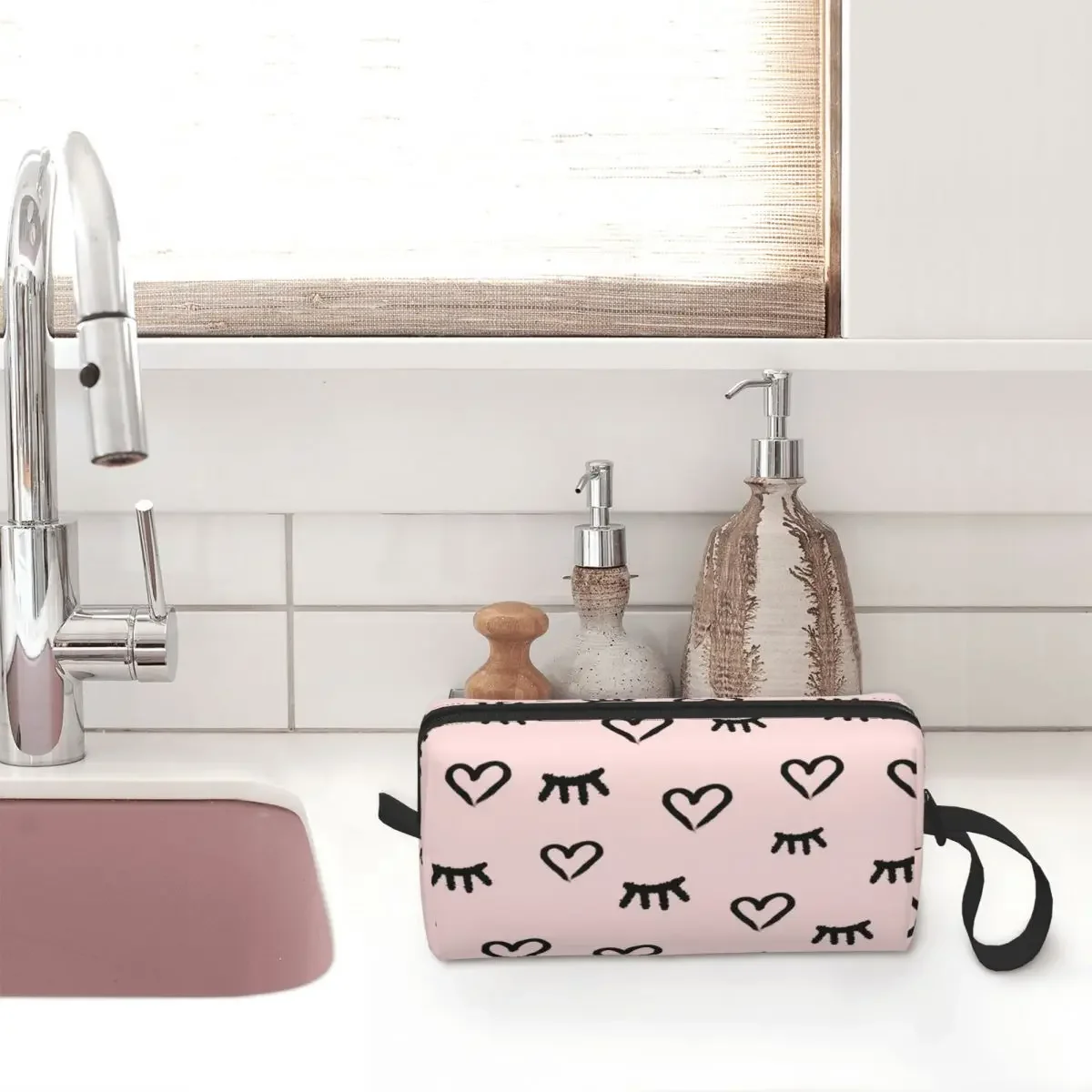 Hearts Closed Eyes Pattern Makeup Bag Travel Cosmetic Bag Men Women Toiletry Bag Storage Pouch Bag