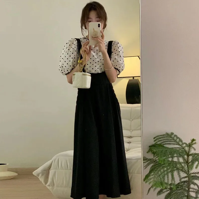 Conjunto de duas peças com csa chique de manga bufante com estampa de bolinhas e vestido longo com decote redondo, estilo ...