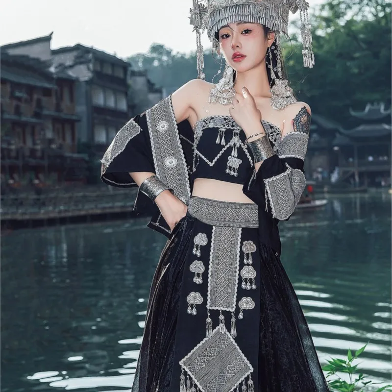 Nationale jurk vrouwelijke hoofddeksels kraag set stijl kostuum foto