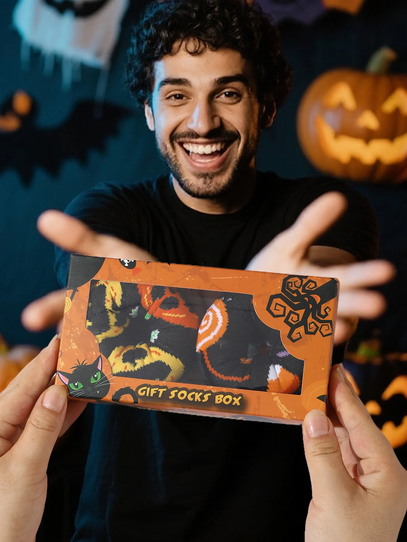 ユニークで創造的なデザインの男性用と女性用の同じ靴下が 2 足、ドーナツの形をした、楽しいハロウィーンやその他のホリデーギフトです。