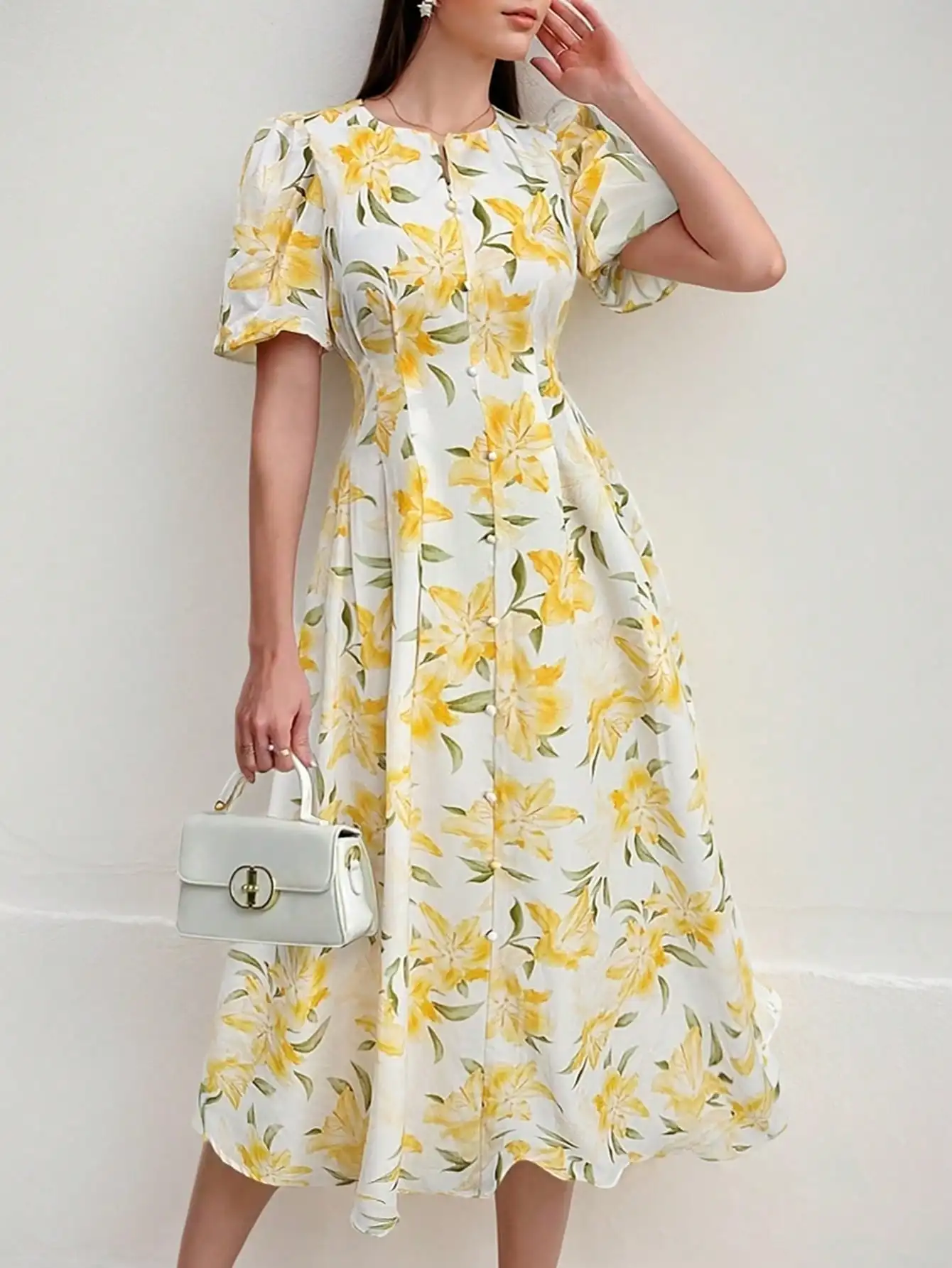 

Женское желтое платье миди с цветочным принтом, пышными рукавами и пуговицами спереди