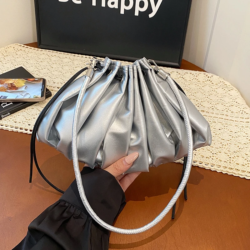 

Роскошная серебряная сумка через плечо для женщин, брендовая дизайнерская сумка и кошелек, новинка 2025 года, полосатая плиссированная сумка-ведро, модный клатч