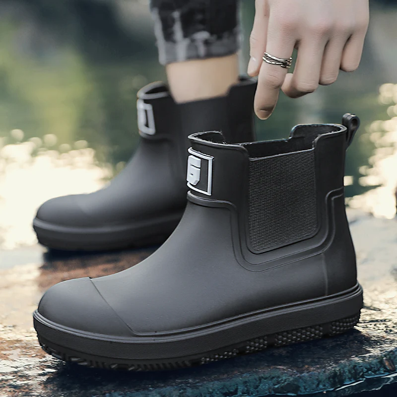 Stivali da pioggia antiscivolo da uomo a tubo corto Scarpe da acqua basse alla moda Stivali da pioggia modellati in un unico pezzo in PVC Scarpe impermeabili per lavori agricoli