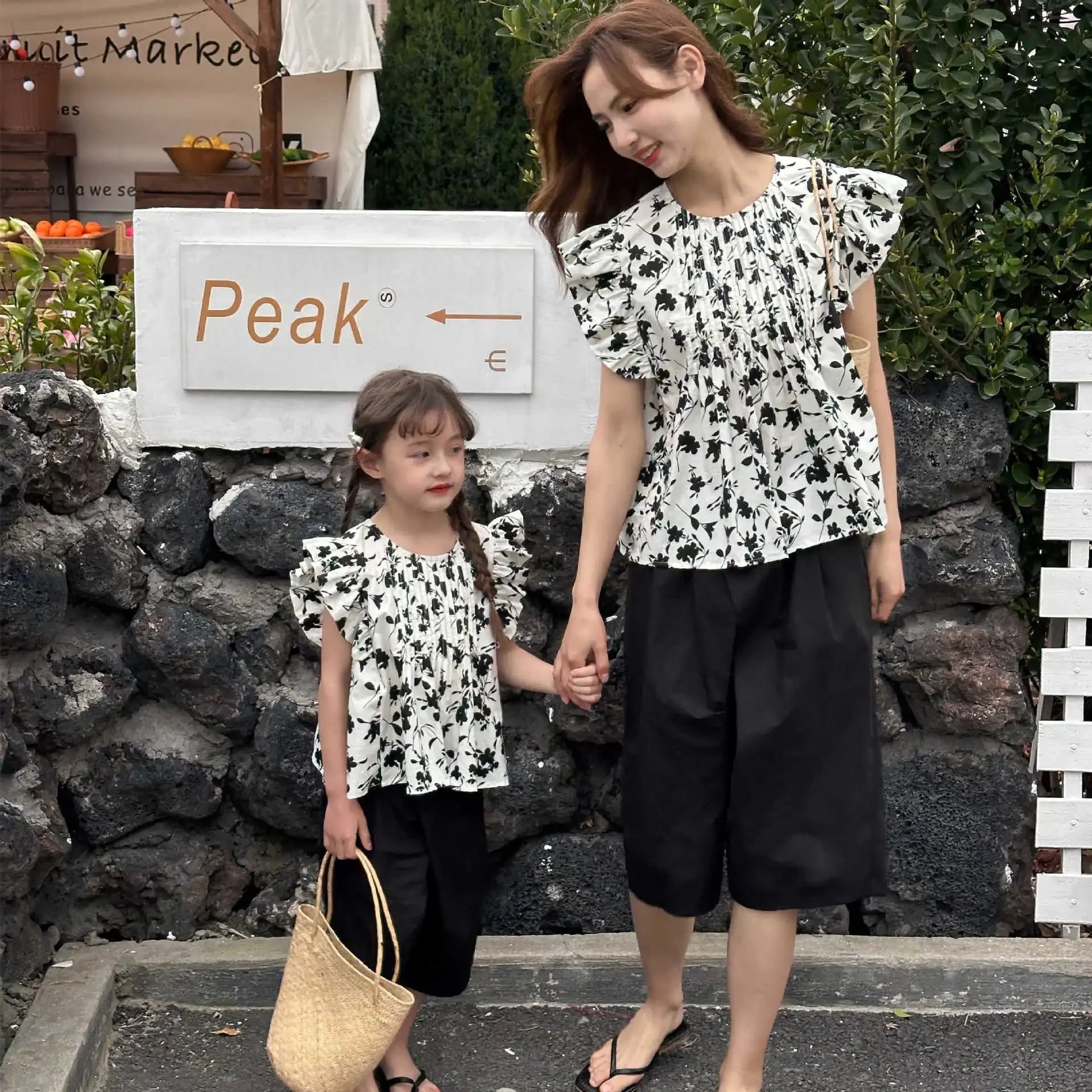 

Mom Daughter Same 2 Piece Outfits Mommy and Me Blouse Flounces Sleeveless Pants Two Piece Sets Korean Mother Girls Clothes Suit