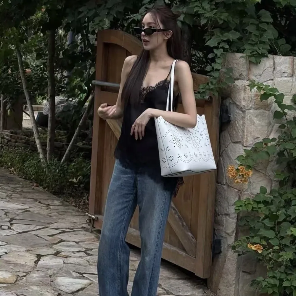 เสื้อครอปสายเดี่ยวลูกไม้หลวมๆ สไตล์ฝรั่งเศส เซ็กซี่ โชว์หลัง ไม่มีแขน ทรงไม่สมมาตร เหมาะสำหรับฤดูใบไม้ผลิและฤดูร้อน