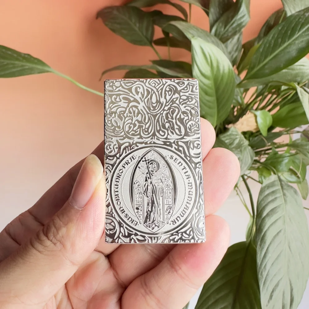 

Branded lighters and cigarette accessories, made of pure copper, and including a set of custom accessories.