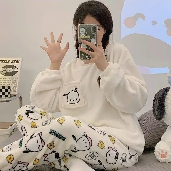 ชุดนอนลายคิตตี้น่ารักสำหรับผู้หญิง ฤดูใบไม้ร่วงและฤดูหนาว คอกลม ผ้ากำมะหยี่หนานุ่ม แขนยาว กางเกงขายาว ชุดนอนใส่สบายๆ อยู่บ้าน