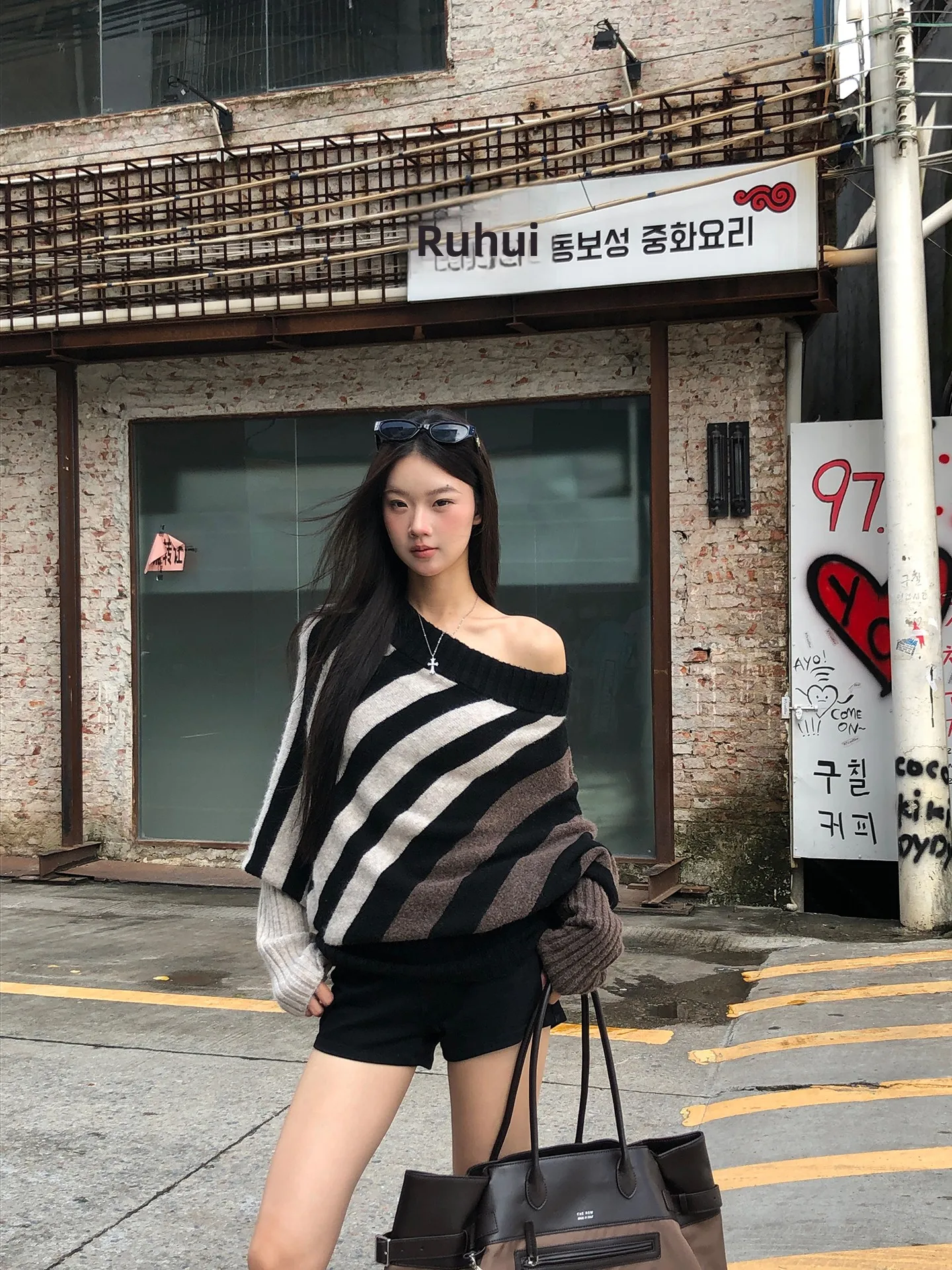 كنزة نسائية فضفاضة بأكمام طويلة وتصميم مخطط بأسلوب كاجوال أنيق للخريف #4