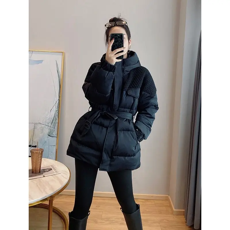 معطف قطني مقسم من لحم الضأن الأسود للنساء شتوي متوسط الطول وخصر قابل للتعديل وسترات مبطنة بالقطن بغطاء للرأس