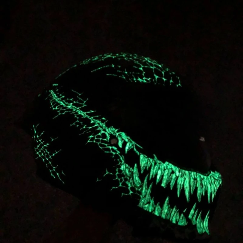 

Световой мотоциклетный шлем из углеродного волокна