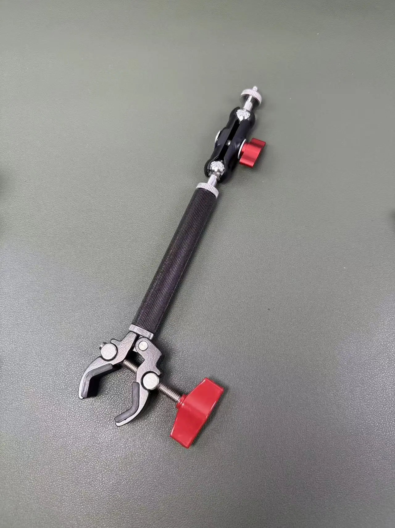 suporte-de-camera-com-haste-de-aluminio-extensivel-e-rotacao-360°-°-suporte-de-montagem-universal-com-braco-rotativo-para-tubos-redondos-de-mesa-e-cameras-esportivas