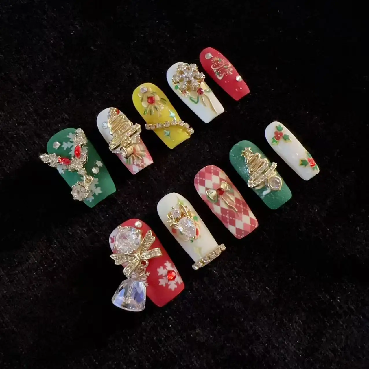 Christmas Themed Press‑On Nails Medium Long Coffin Shape Handmade False Nails With Reindeer Bell Snowflake Tree Charms Reusable