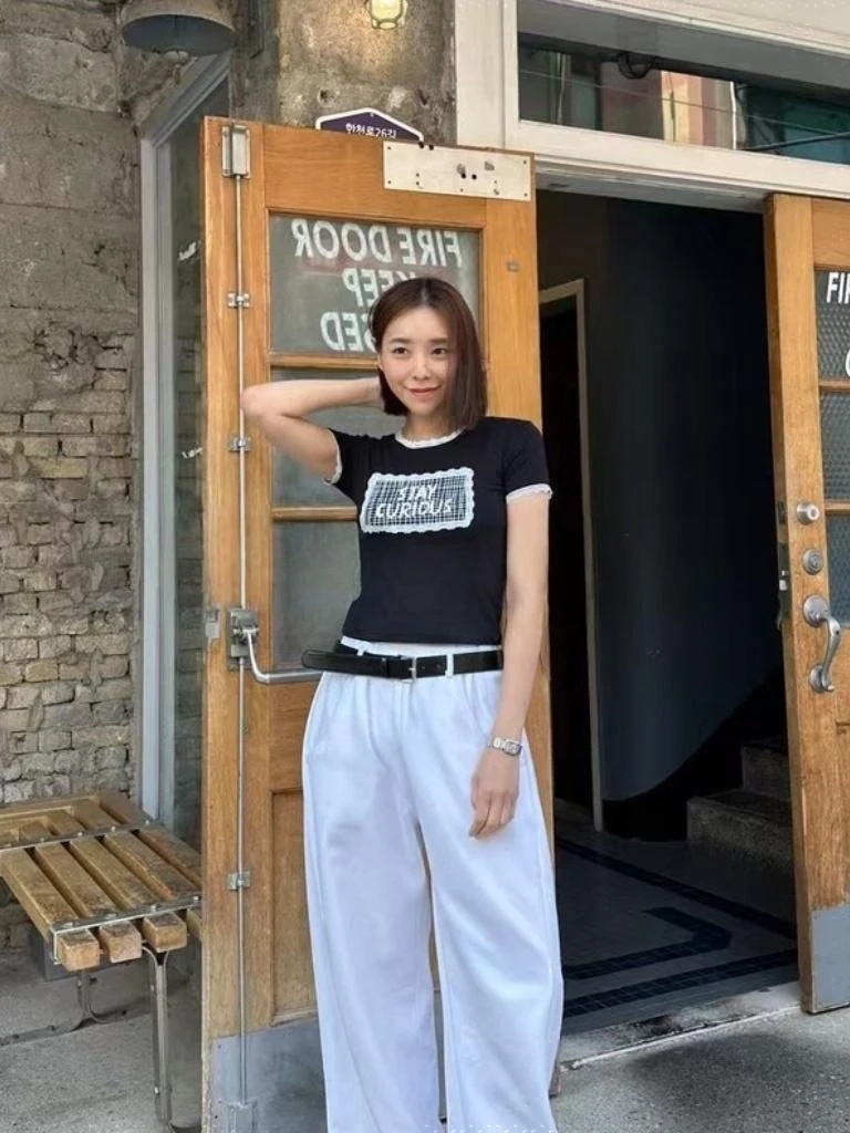 伸縮性のあるスプライスTシャツ レディース シック スリムフィット レタープリント アンチエイジング ベースTシャツ ラウンドネック コットン トップス