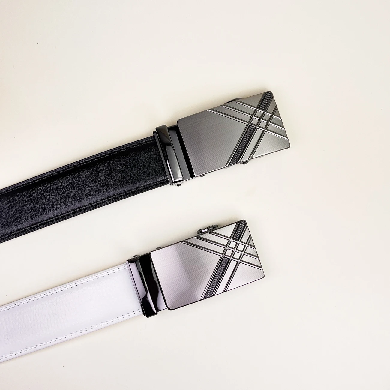 نحت تصميم الرجال حزام جلد العلامة التجارية الفاخرة مصمم الخصر بنطلون أحزمة الذكور الجينز التلقائي مشبك هدية للرجال أسود أبيض