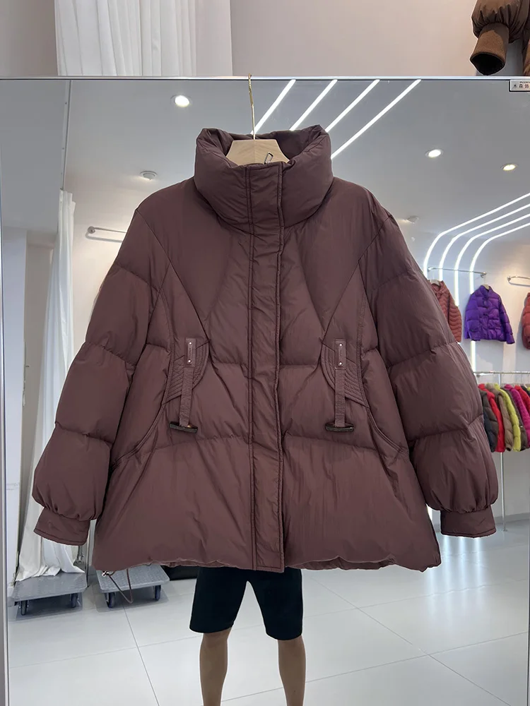 سترة جديدة معلقة بأزرار للنساء في عام 2025 بتصميم خلفي منحني وسترة فضفاضة من ريش البط الأبيض #3