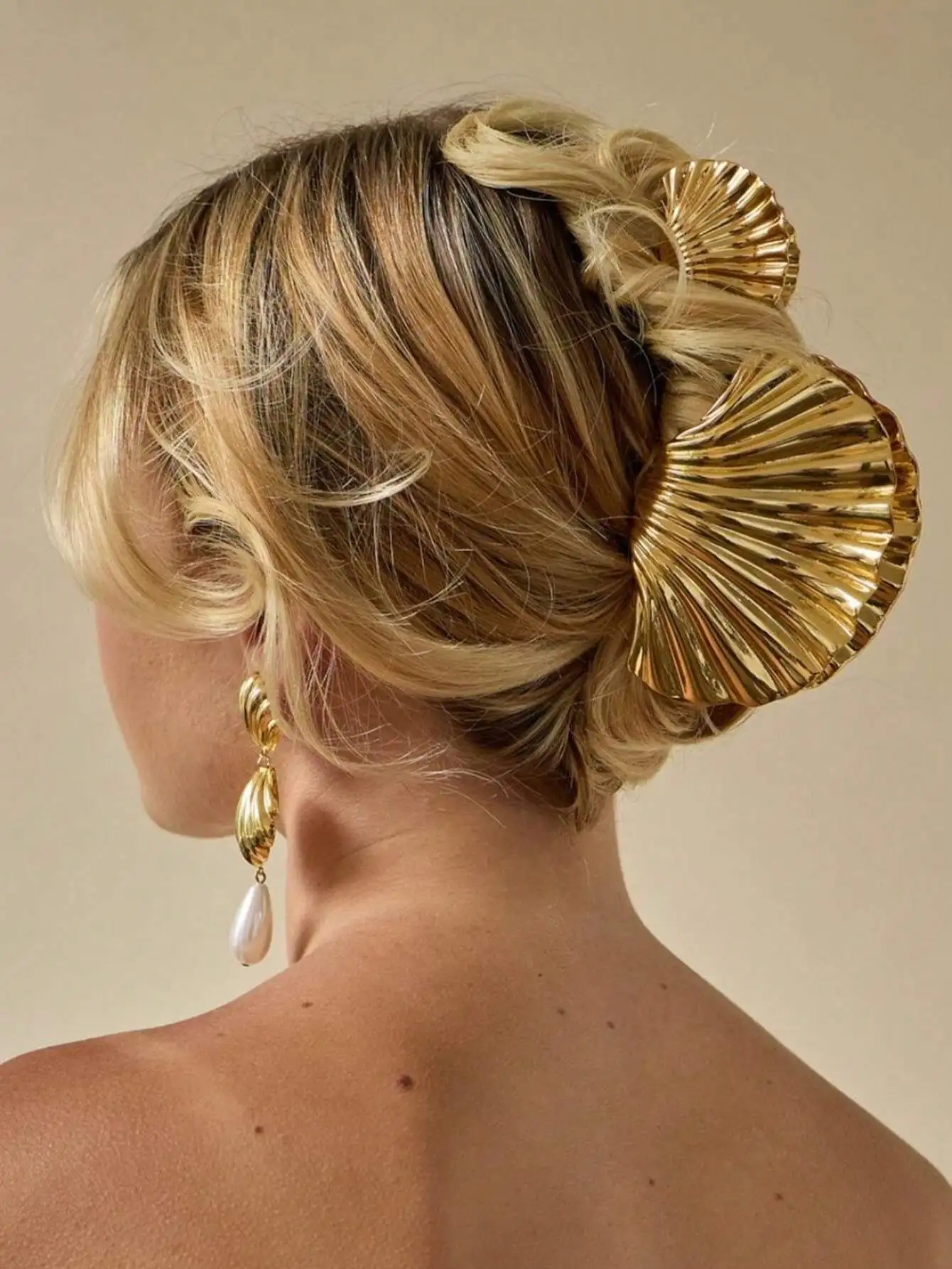 

Gold Shell Hair Clip For Women Romantic Summer Accessory