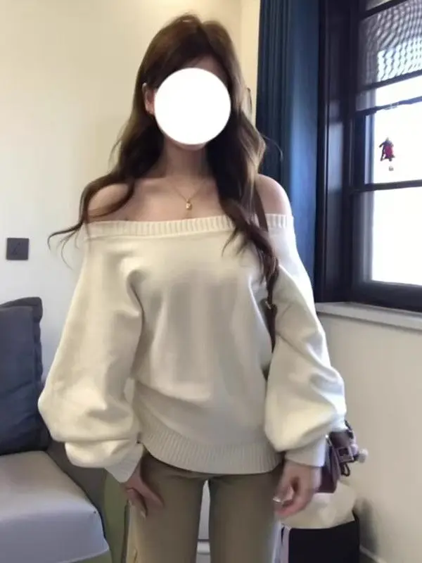 Weißer, einseitig schulterfreier Pullover mit langen Ärmeln für Damen im lässigen Herbststil, locker geschnitten, petite Passform, ein heiß begehrtes schulterfreies Oberteil für Mädchen.