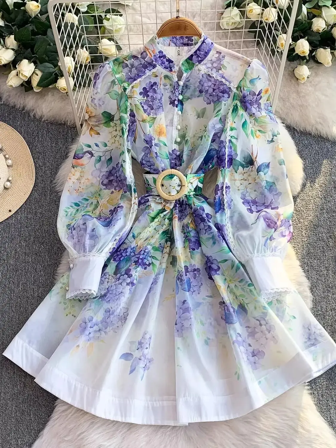 Damen Freizeitkleidung Frühling Sommer Runway Mode Blumendruck Vintage Kleid Stehkragen Lange Laternenärmel Gürtel-Minikleid