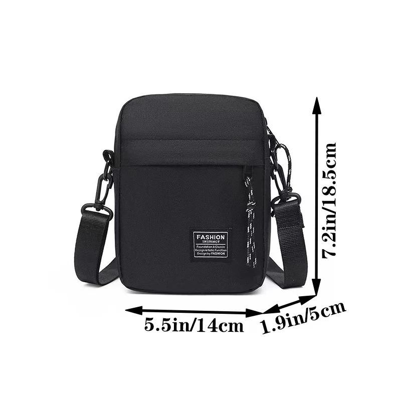 Sac pour hommes, disponible dans un seul design à bandoulière ou à bandoulière, adapté à un usage quotidien pendant l'école. Fabriqué en nylon.