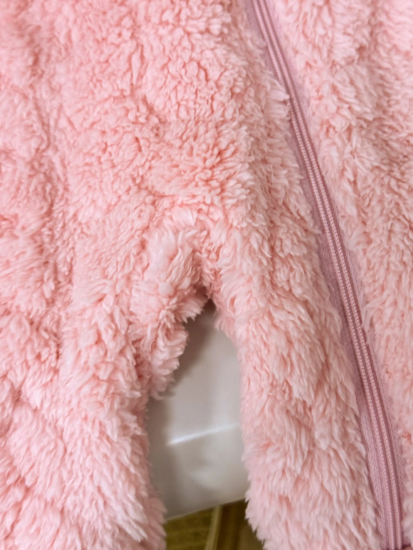 Pelele rosa esponjoso para bebé con capucha, traje suave y cálido para otoño e invierno, estilo callejero que agarra la atención para bebé