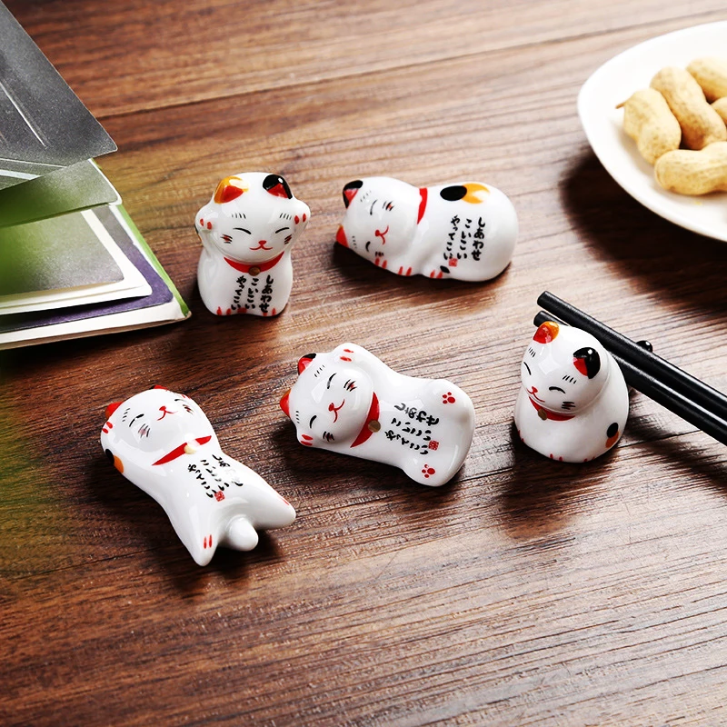 

1pc Lucky Cat Ceramic Chopsticks Holder Chopsticks Pillow Hotel Restaurant Chopsticks Holder Japanese Style Kitten Pen Holder