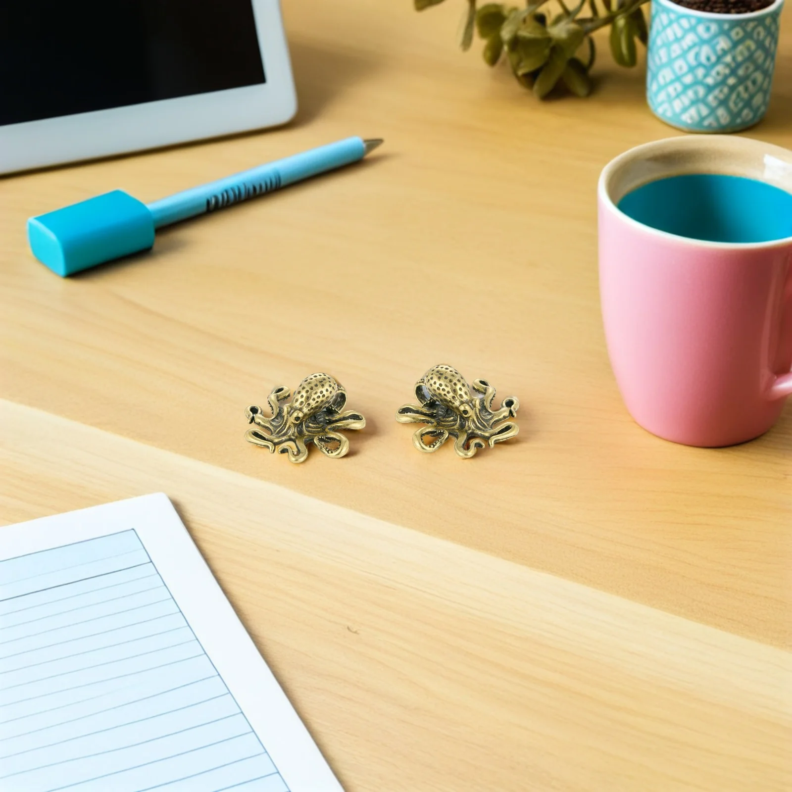 

2Pcs Small Brass Octopus Sculpture Detailed Craft for Office Desk Home Decor Chinese Metal Tea Pet